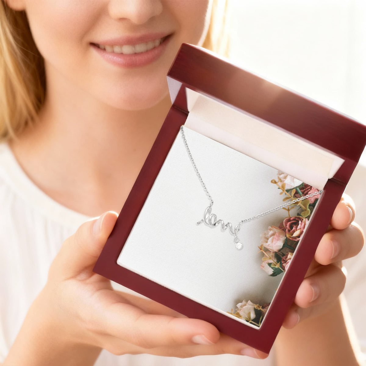 Collana con Scritta Love in Corsivo Elegante | Regalo Romantico per Lei