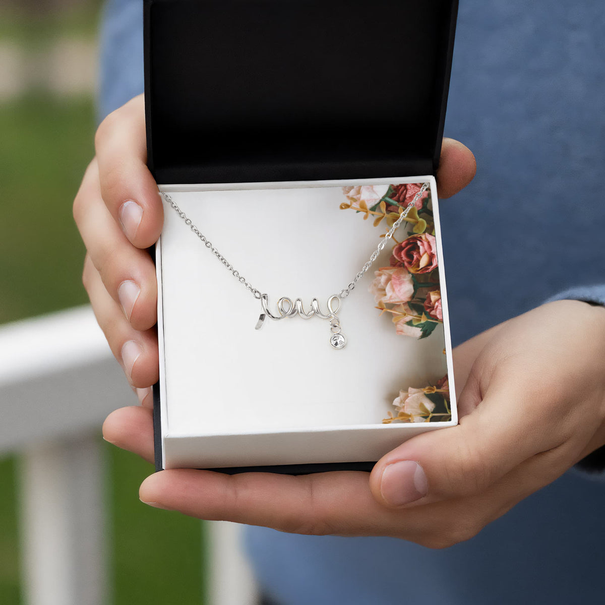 Collana con Scritta Love in Corsivo Elegante | Regalo Romantico per Lei